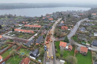 Siden efteråret har Randersvej i Ry været spærret, fordi der etableres separatkloakering og klimatilpasning - hvilket betyder, at en 500 meter lang klimaledning, der skal lede klimavand og renset overfladevand fra Agnetevej og Kildebakken til Knudsø, er blevet »skudt« igennem jorden. Arbejdet er færdigt til maj. Foto: Skanderborg Forsyning