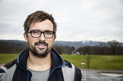 Johan Elm Mikkelsen, bestyrelsesformand for Ry Svømmehal, glæder sig over, at projektet er kommet på landkortet i forbindelse med udviklingen af området ved Ry Hallerne. Foto: Martin Ballund
