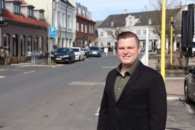 Rys nye bedemand, Kevin Hairing, er 31 år gammel. Han ser det fordel, at han netop er ung, fordi han kommer med nogle andre værdier end øvrige bedemænd, der godt kan være gamle.