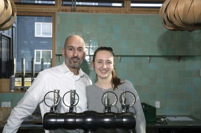 Ioannis Pantas og Sophie Kragmose er ansigterne i Rys nye café, "Min Cafe", der skærtorsdag rykker ind i Torvehallerne. Foto: Martin Ballund