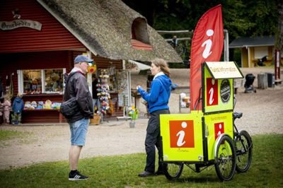 De seneste år har Visit-Aarhus serviceret turister lokalt i Skanderborg Kommune via en »infocykel« på Himmelbjerget. Fremadrettet skal der skrues op for indsatsen, der skal gøres mere lokal og involvere detailhandlen. Foto: Jakob Stigsen Andersen