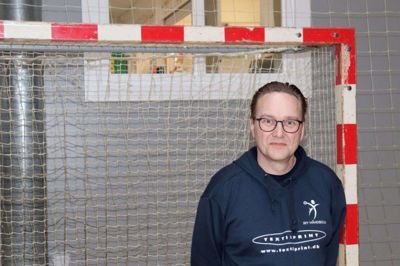 Når Ry Håndbold har træninger, er det ikke et særsyn, at børnene bliver sat af ud på parkeringspladsen og hentet igen samme sted. Det synes Søren Steen Olesen er ærgerligt - både for forældrene, børnene og klubben.