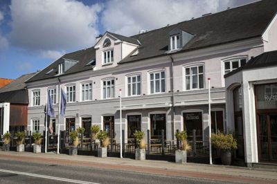 Tidligere har Hotel Ry arrangeret koncert, men siden Gnisten kom til byen, har hotellet skiftet hest, for at undgå unødig konkurrence. I stedet kommer flere kendte for at holde foredrag. Foto: Martin Ballund