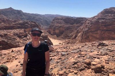 Jette Søgaard Bojesen fra Ry skulle drikke meget vand undervejs på vandringen gennem Sinai-ørkenen i Egypten. Hun gik 140 kilometer sammen med 10 andre danskere som led i en indsamling til den velgørende organisation »Legeheltenene«. Privatfoto