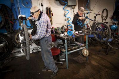 De frivillige i cykelværkstedet holder til på Ellemosen i Ry. Bygningerne skal rives ned, men Gert Dahl-Pedersen tror, at de får et nyt sted at være. Cykelværkstedet er nemlig et godt aktiv for kommunen, mener han. Her ses Ole Ramer (til venstre) og Peter Helt Hansen i færd med cyklerne.