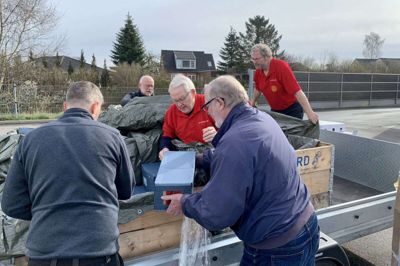 Medlemmer af Ry Rotary pakkede fredag formiddag 2,2 tons dagligvarer, der bliver sendt til Ukraine som hjælp til en trængt befolkning.