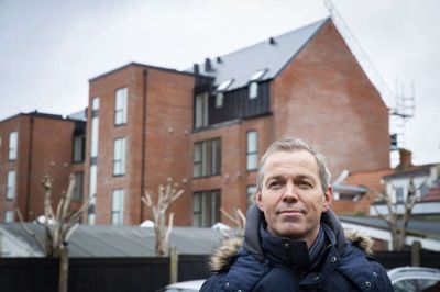 Bo Lynggaard, direktør i og medejer af Ry Byudvikling, foran byggeriet på Bodalsvej 7A og 7B, hvor der åbent hus på søndag - og indflytning 1. april.Foto: Martin Ballund