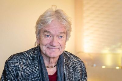 Lars Lilholt var 20 år gammel, da han flyttede fra Aalborg til Silkeborg. Hans børn er midtjyder, men man har altid sit ophav med sig, mener han og konkluderer, at Aalborg sidder dybt i ham, selvom kalder det kærlighed med Silkeborg. Foto: Flemming Ege