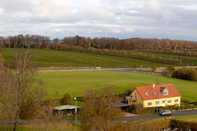 Det ser ikke ud til, at Rye Nørskov Gods får lov til at placere solceller på sine jorde øverst på billedet. Det er i hvert fald anbefalingen fra Skanderborg Kommunes administration til politikerne i byrådet.