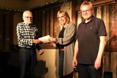 Stephen Adler Petersen fra Østifterne besøgte Gnisten, da han overrakte pengene til Birgitte Højland og kasserer Michael Villadsen. Foto: Peter Hald