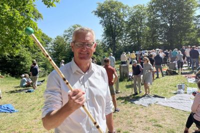 Vi bliver nødt til at bruge penge på troværdige medier, hvis vi fortsat skal have et demokrati, der bygger på viden, formanede leder af Constructive Institute på Aarhus Universitet, Ulrik Haagerup fra Gl. Rye, da han holdt grundlovstalen på Himmelbjerget i går. Foto: Søren Nielsen