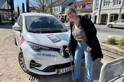 Stine Sonne Lohmann fra Ry er fast bruger af Auras delebil. Hun undrer sig over, at ikke flere benytter bilen. Foto: Claus Sonne