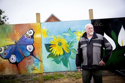 Lars Henrik Rasmusen har fundet de gamle malerier frem fra gemmerne, så Fredsmuren kan ses igen - nu som hegn ved Gnisten.Foto: Jakob Stigsen Andersen