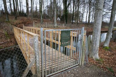 Broen over kanopassagen ved Ry Mølle har været låst siden 2020. Skanderborg Kommune har klaget over Rye Nørskov Gods, der har låst lågen ved broen, som godset ejer, men klagesagen trækker ud.Foto: Martin Ballund