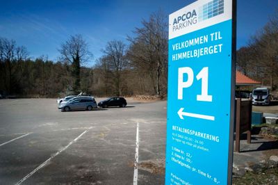 Tidligt fredag formiddag er gæsterne først lige begyndt at ankomme til Himmelbjerget, men da Arne Rasmussen i påsken ankom fra Fyn med sin familie, var pladsen godt fyldt op, og han måtte parkere i den fjerneste ende. Han trak sin billet, men på grund af barnebarnets toiletbesøg, nåede han ikke tilbage til bilen, før han havde fået en bøde. Foto: Martin Ballund