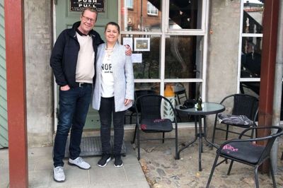 Lene Lykke Hjorth og Martin Schougaard har overtaget forpagtningen af Høkeren i Ry, der er Danmarks mindste værtshus.