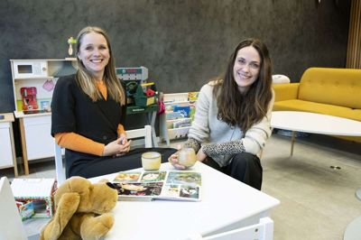 Josefine Sandager Katholm og Lea Kruse Botha, Skrå Kommunikation, har mange ideer til fortællingen om Ry. Foto: Martin Ballund