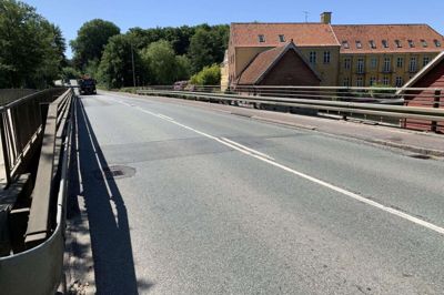 Vejbroen ved Ry Mølle smuldrer på grund af fugt. Nu foreslås det fra politisk hold, at broen skal renoveres for knap 2,8 millioner kroner. Foto: Sonne