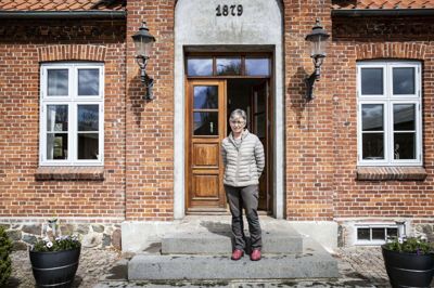 Bente Andersen glæder sig over, at hun og hendes mand efter otte års kamp har fået lov til at udvide produktionen af svin på deres gård i Svejstrup. Foto: Martin Ballund