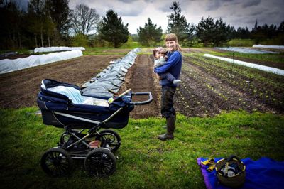 Asta Husted og hendes mand flyttede til Danmark nogle måneder, inden Lola blev født. Det har krævet »vildt mange« arbejdstimer at få gjort gården området i stand til landbruget og samtidig med at være nybagte forældre. Men Asta Husted har et mål om, at hendes børn skal vokse op i tæt kontakt til naturen - ligesom hun selv gjorde.