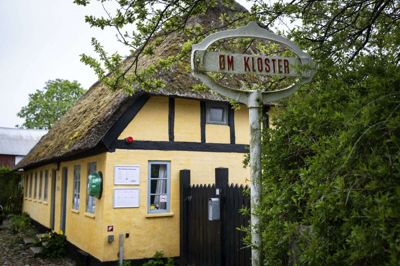 Museum Skanderborg vil løfte både Øm Kloster og »hovedkontoret« på stationen i Skanderborg fra at være steder med lokal interesse til at skabe national omtale. Det skal der tages højde for i markedsføringen, lyder det fra museet, der advarer politikerne om at droppe samarbejdet med Visit Aarhus.Foto: Martin Ballund