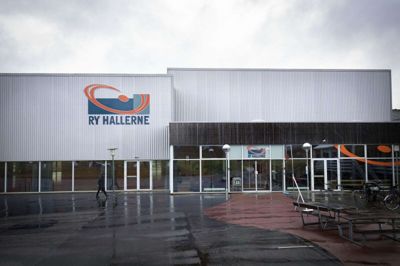 Fremover vil man i Ry Hallerne kunne aflevere og afhente brugt sportstøj som led i et nyt projekt, der har fået kommunal støtte. Foto: Martin Ballund