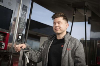 Selvom flere får elbiler, er der stadig klart flest brændstofbiler på vejene. Derfor er det svært for Kristian Hansen at sige, hvornår der kommer el-ladestandere hos OK Plus-tanken. Han fortæller, at det er højere oppe i OK’s hierarki, de beslutninger bliver taget.