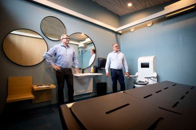 Kim Boyter (tv), CEO hos Pressalit, og salgsdirektør Claus Lund Albertsen præsenterer det nye handicaptoilet, virksomheden har udviklet - og som leveres i "et stykke". Toilettet skal gære det muligt for personer med et svært handicap at gå på toliettet med værdighed. Foto: Jakob Stigsen Andersen