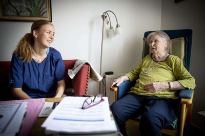 Rebecca Yde er netop blevet ansat i plejen på Fællesskabets Hus i Ry. Indtil hun fyldte 18, arbejdede hun i køkkenet, hvor hun blandt andet var »måltidsvært« for beboere som 87-årige Else Raaby. Foto: Jakob Stigsen Andersen