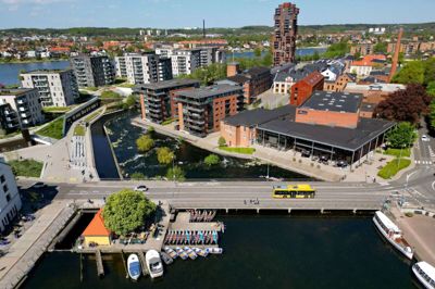 På grund af tørken er vandgennemstrømningen ved stryget i Silkeborg meget lav. I øjeblikket løber der omkring 4500 liter vand i sekundet gennem stryget. Når der har været ekstreme nedbørsperioder, løber der over 50.000 liter vand i sekundet igennem. Foto: Jakob Stigsen Andersen