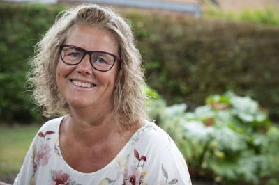 Marianne Siggaard blev tvunget til at lukke M Flowers på Skanderborgvej i Ry. Kroppen sagde simpelthen fra overfor de mange timer, hvor hun stående har bundet buketter. Nu har hun kastet sig over frivilligt arbejde og forsøger at opbygge en ny hverdag uden 80 timer om ugen i butikken. Foto: Martin Ballund