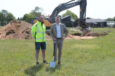 Torben Brix (th) og Patrick Pihl Andersen fra Ringsted-entreprenørfirmaet Enemærke & Petersen har taget første spadestik til et nyt byggeri på Kildebjerg i Ry. Foto: Claus Kjøngerskov