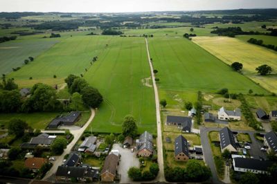 Det er på området lige syd for landsbyen Høver, der ses nederst i billedet, at store dele af Galten Energipark kan blive placeret. Foto: Jakob Stigsen Andersen