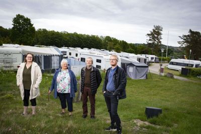 Fra venstre Tina Didriksen og hendes forældre Conny og Niels Didriksen og Thomas Cordtz. Sammen driver de Birkhede Camping ved Ry, og ifølge Thomas Cordtz vil det gavne de lokale turismeerhverv, hvis Skanderborg Kommune forlader Visit Aarhus.Foto: Martin Ballund