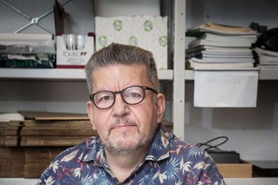Ib Jensen Skytte fra Ry Lokalarkiv har gennem mange år samlet postkort, hvor Himmelbjergtårnet er på. Samlingen, der tidligere er optaget i Guiness Rekordbog, er nu på over 2000 kort. Foto: Martin Ballund