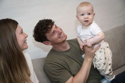Laura Kruuse, Sean Haywood og lille James flyttede til Ry for et år siden. Ry har alt det, de drømmer om - lige på nær mormor og morfar, der bor i Dragør.
