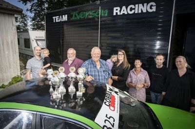 Team Iversen Racing dækker over storfamilien, der set fra venstre består af svigersøn Torben Møller med to-årige Cooper Ken på armen, husvennen Michael Sørensen, Orla Iversen, Hollie My med sin mor, Nathasja Iversen, Jonna Iversen, plejesønnen Frederik Toustrup Faarbæk og Michella Iversen. Alle har en opgave på holdet, og alle er med, når der køres race sommeren igennem.