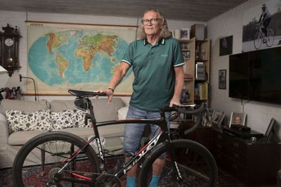 Cykling og skolebørn. Det er noget af det vigtigste i Gunni Østergaards liv. I disse dage følger han tæt rytterne i Tour de France, og han er dybt imponeret over, at de dag efter dag sætter sig på cyklerne på de bjerge, han netop selv har forceret som en del af holdet Cykelnerven, der samler ind til forskning i sclerose.