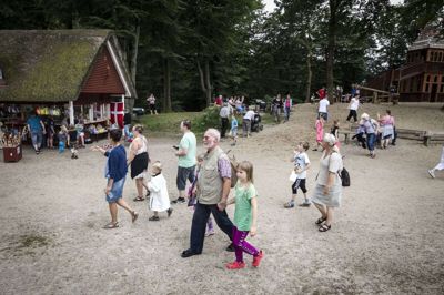 Antallet af dage, hvor man har kunnet gæste blandt andet Himmelbjerget uden at medbringe paraply og trække i sine waders, har været få i juli, der blev den vådeste i kongerigets historie. Det har påvirket antallet af turister. Foto: Martin Ballund