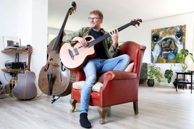 Siden han var 14, har den båndløse bas være Jesper Frost Byllings foretrukne instrument. Foto: Jakob Stigsen Andersen