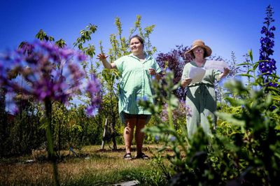 Sara Tvilum fik tips og tricks til at øge biodiversiteten i sin have, da havekonsulent Rie Birk Lauridsen kom på besøg. Og selvom Sara Tvilum gerne vil have en »vild med vilje«-have, så skal den også være pæn. Ikke poleret men lækker. Foto: Jakob Stigsen Andersen