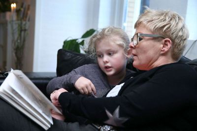 Undersøgelser viser, at børn læser mindre, og det er et fælles ansvar at give børnene læselysten igen, mener børnebibliotekerne i Skanderborg, der inviterer børnefamilier til bog-picnic. Foto: Flemming Hansen