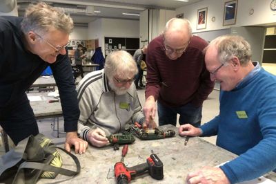Efter endt sommerferie er der igen repair café på Mølleskolen. Her kan man gratis få repareret for eksempel en defekt boremaskine.