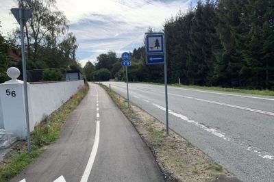 Skanderborg Kommune har lavet en ny cykelsti fra Gl. Rye til Glarbo - som ses på fotoet. Silkeborg Kommune har samtidig lavet en ny cykelsti fra Rodelund til Salten Skov, men der er et hul på cirka 2500 meter mellem de to stier. Og der er ikke penge til at lukket hullet.