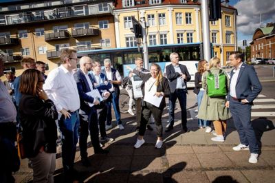Skanderborgs borgmester Frands Fischer (yderst til højre) var med, da Folketingets transportudvalg onsdag gæstede Østjylland for at kigge på den kommende jernbane mellem Silkeborg og Aarhus. Og Fischer er positiv efter mødet. Foto: Jakob Stigsen Andersen