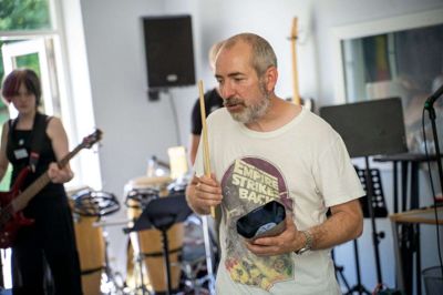 I linjefaget Musik inspirerede Kristian Maagaard eleverne til at give sig hen til rytmikken, vove sig ud i det ukendte og finde hinanden i musikken.