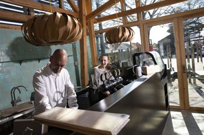 Ioannis Pantas og Sophie Kragmose fik kun fem måneder til at drive Min Café i Torvehallen. Hotel Ry, der havde forpagtningen, har opsagt lejemålet.Foto: Martin Ballund