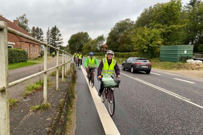 Med Ellen Odgaard i spidsen cyklede den lille flok af demonstranter på det cirka to kilometer lange stykke vej mellem Salten Skov og Glarbo, hvor Skanderborg og Silkeborg kommuner »glemte« at forbinde cykelstien. Foto: Marianne Brink