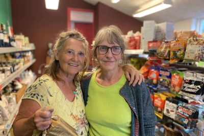 Margit Szlavik og Søs Due NIelsen har været med i købmandsskabet i Alken, siden butikken åbnede. De var med til at holde åbningsfesten, og de er med til at fejre de 10 år på lørdag. Foto: Marianne Brink