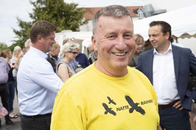 Lars Janke er trukket i den gule trøje, man kan kende Natteravnene på, siden 2017. Det var et par år, før hans egen søn var ude om aftenen, men han elsker at bidrage til, at de unge kan føle sig trygge i nattelivet.Foto: Jakob Stigsen Andersen